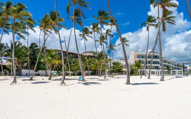 Family Getaway Apartment - Right On The Beach