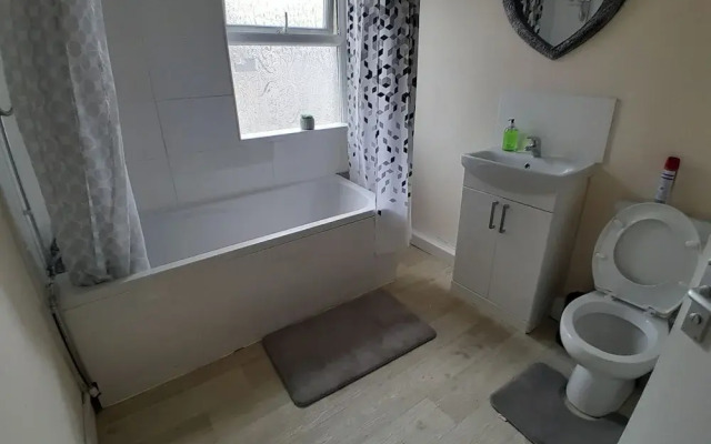 Blackpool - 2-beds - Sleeps 5 - Pet Friendly
