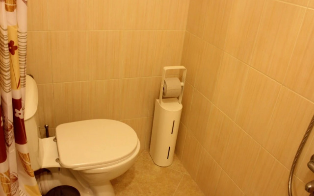 Snug Apartment near Airport and Lake