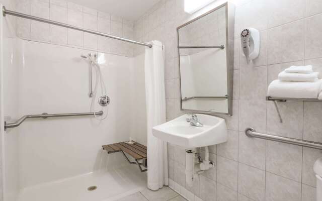 Super 8 by Wyndham Grayson