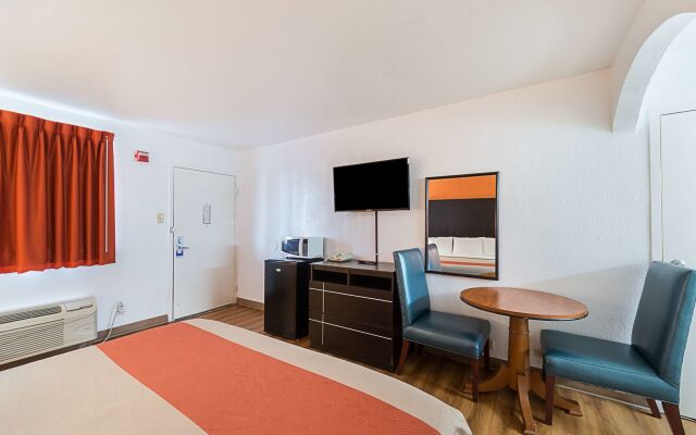 Motel 6 San Antonio, TX - I-10 West