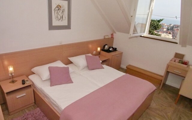 Apartments & Rooms Ivusic