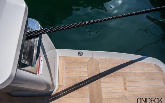 Yaloou Exclusive Yachting & More BLUEGAME 42