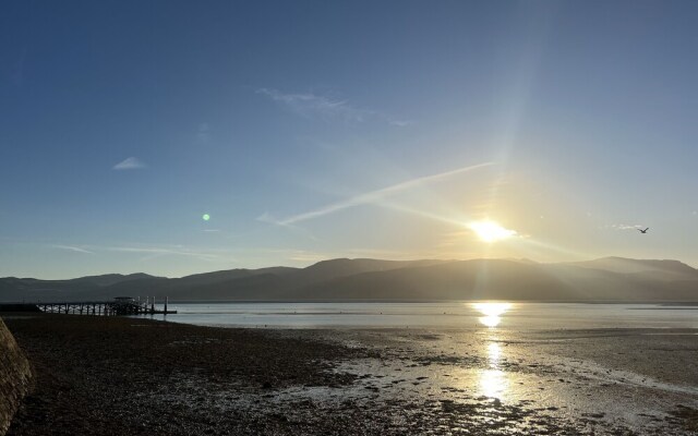 Traditional 3-bed Cottage, Log Burner & Sea Views!