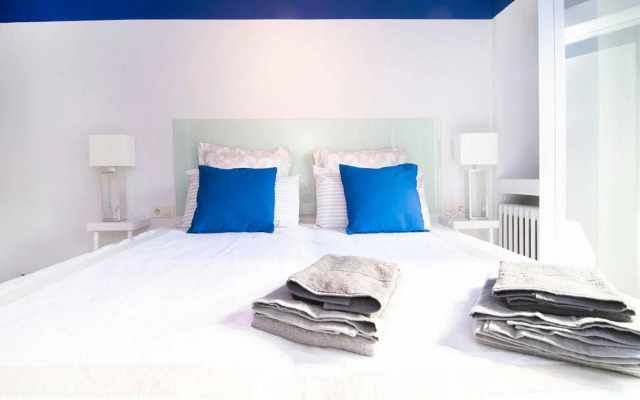 Sunny Apartment at the foot of Royal Palace by Batuecas