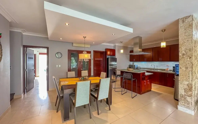 Incredible 3 BR Penthouse w BBQ Jacuzzi