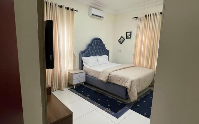 Lovely 2-bedroom condo with free parking and WiFi.