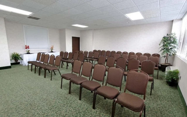 DoubleTree by Hilton Clarksville Riverview