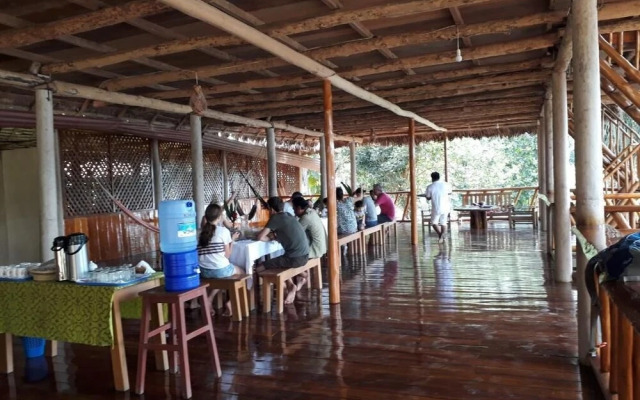 Tres Chimbadas Lake Lodge