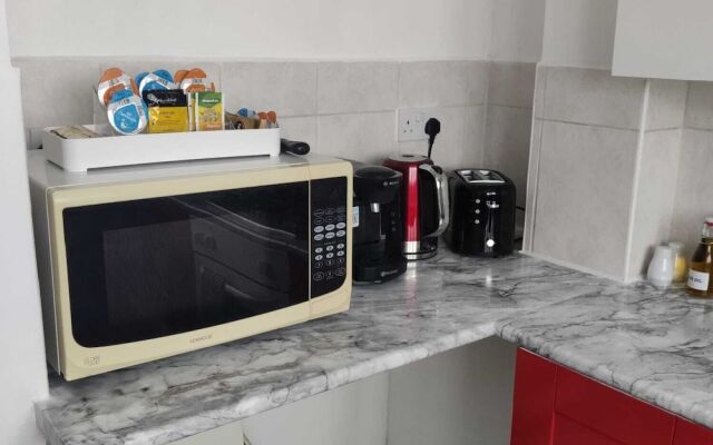 Captivating 3-bed Apartment in Romford