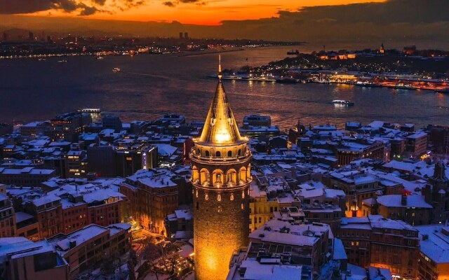 Taksi̇m Whi̇te Sui̇t