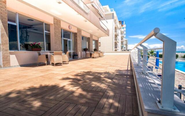 Sea view apartment with swimming pool