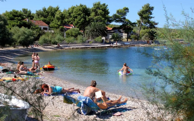 Apartments by the sea Mirca, Brac - 2886
