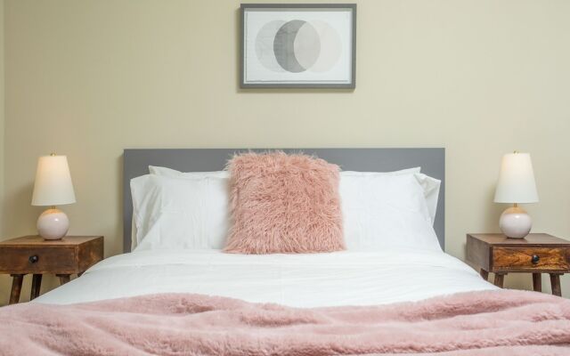 Irvine Deluxe Design Suites by A