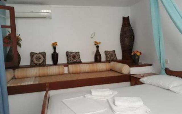 Violetta Studios & Apartments