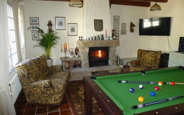 Jacuzzi, billiards and fireplace, semi-detached house, Sibiril