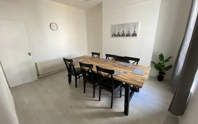 Beautiful Modern 3-bed House in Wallasey Near City