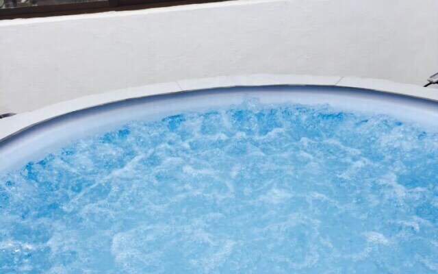 Lightbooking - View and pool
