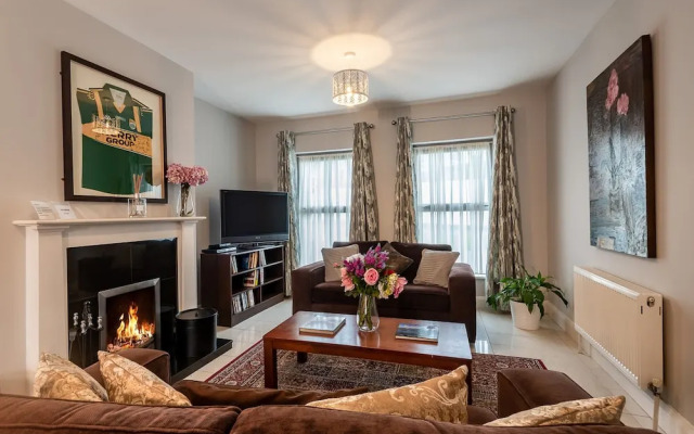 3 Bedroom pet Friendly Home With Access to Pool