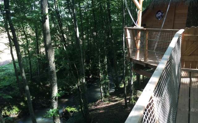 Les Cabanes au Bois dOrient
