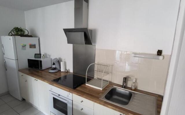 Appartement 2 chambres Balcon Parking privé Centre Village