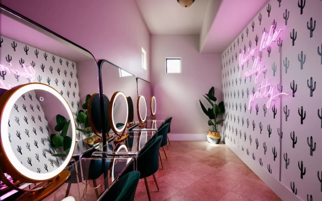 Luxe Poolside Paradise-pool & Spa-vanity Station