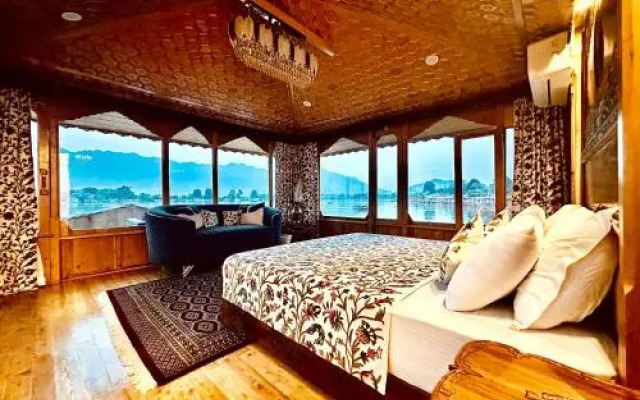 New Zenith Group of Houseboats