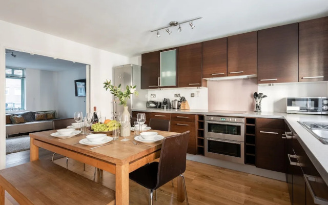 Platinum Apartment in West London 9955