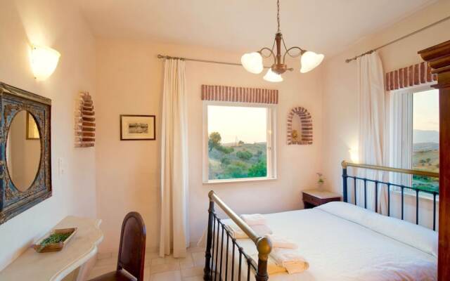 Peaceful Villa on Kamilari with Pool And Sun Lounger