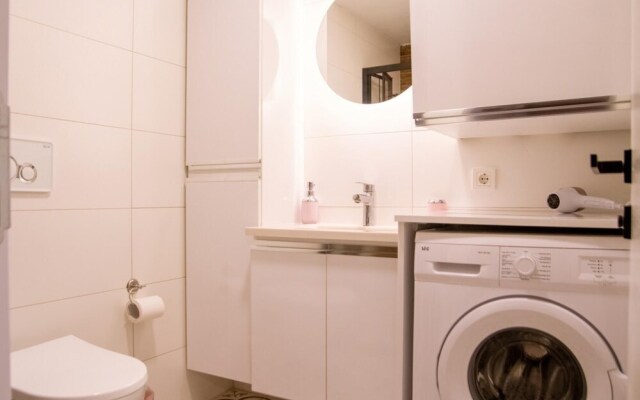 Colorful Apartment Near Kulturpark Izmir