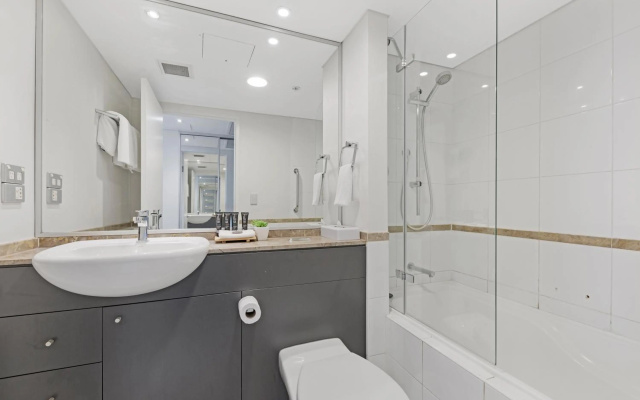 KOZYGURU Sydney CBD Lovely 2 Bedroom APT with Amazing City View NHA653 – Bathroom – Sydney