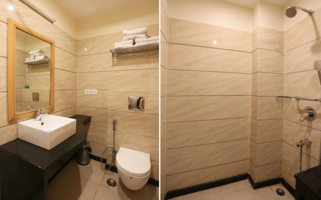 OYO Townhouse 5244 Galaxy Rooms