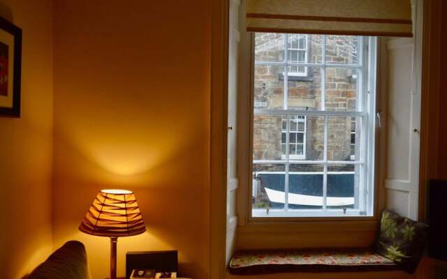 Homely, Comfortable 2 Bed in Historic Rose Street