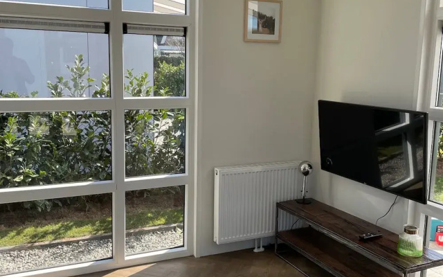 Modern Chalet With a Dishwasher in Lathum