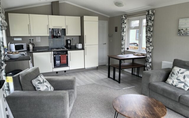 Beautiful and Tranquil Lakeside Lodge - Sleeps 5