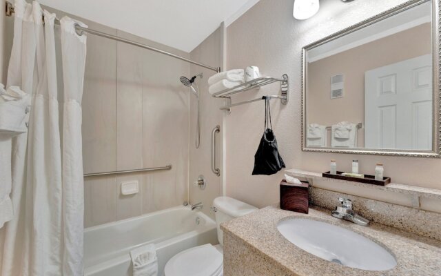 Seaside Luxury Oasis with balcony