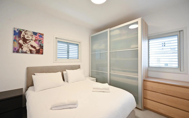 Designed 3BR in Frishman 15 by HolyGuest