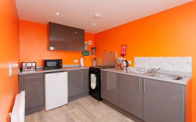 Orange Yurt With Hot Tub- Sleeps 3, Parking & Wifi