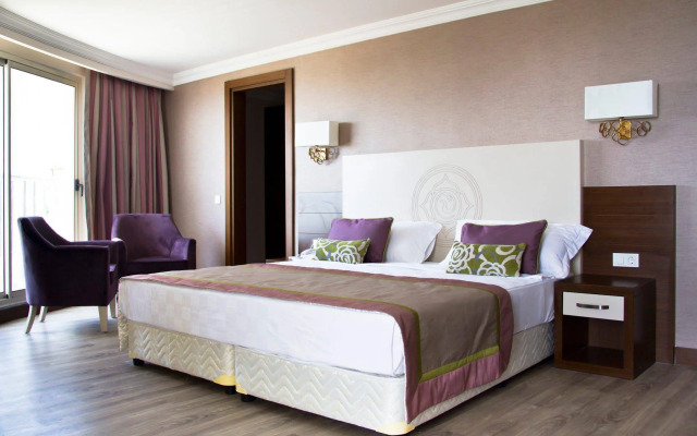 Adella Side Hotel