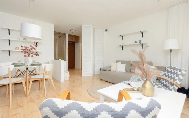 Warsaw Center Apartment by Renters