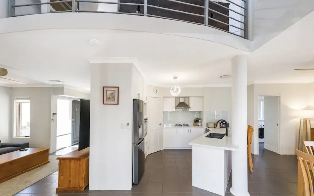 Stylish 3-bed Townhouse With Courtyard & BBQ