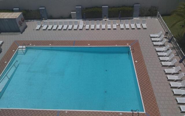 5 min walk from Yumbo! 417
