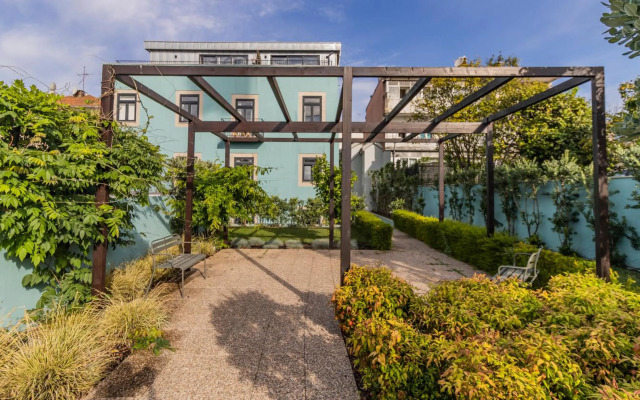 LovelyStay - Downtown Studio with Pool, AC and Balcony