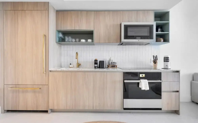 Skyline Retreat Chic 1-BR with City View
