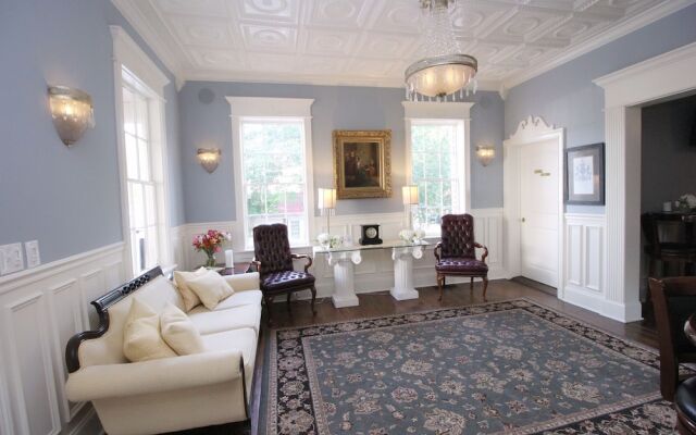 The Dahlonega Square Hotel & Villlas