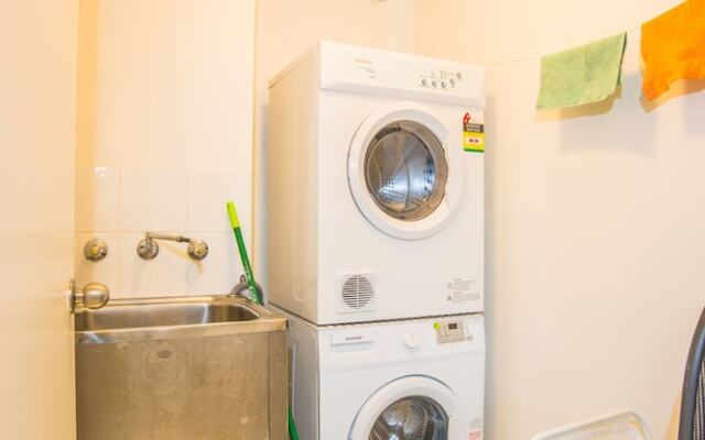 Convenient Rockdale Apartment Next To Station & Beach