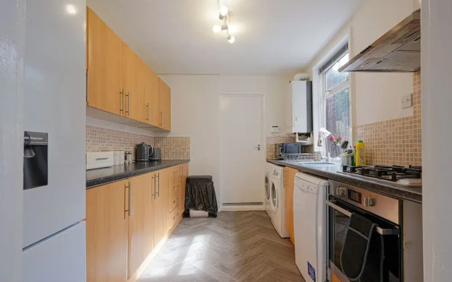 Remarkable 5-bed House in Luton