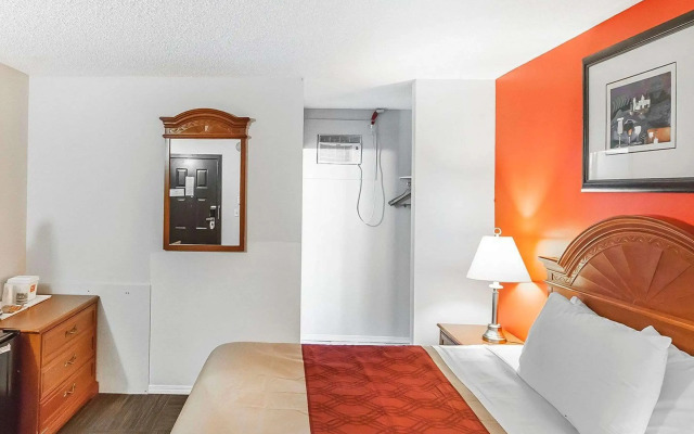 Econo Lodge Inn & Suites