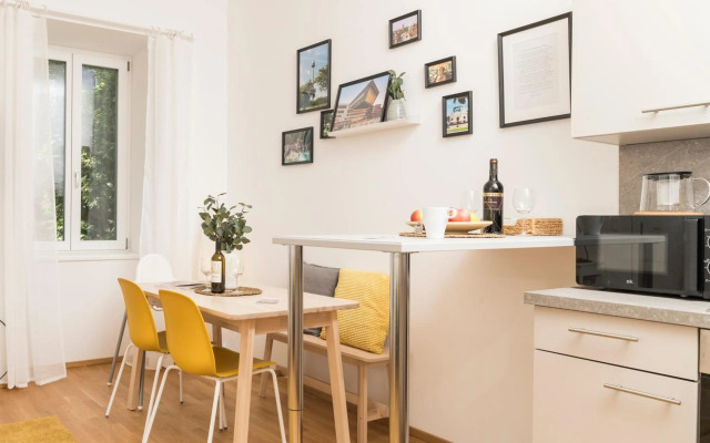 Prater Balcony Suite by ichbucheAT