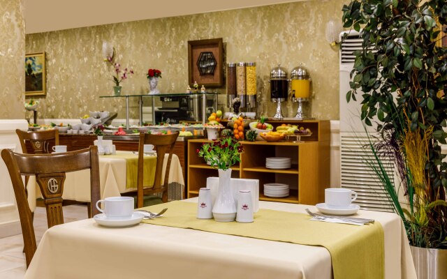 Hotel Golden Crown